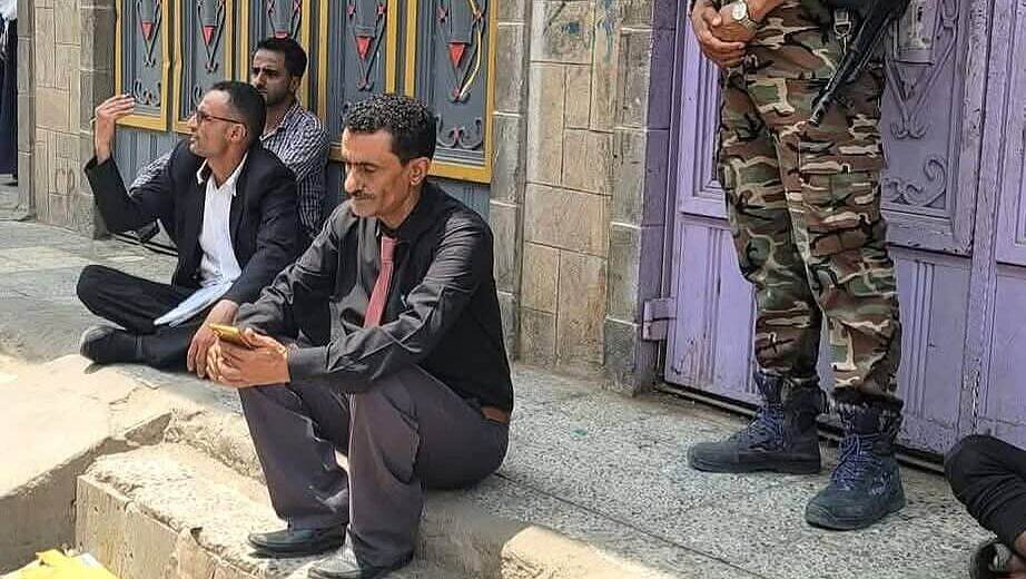 السلطات المحلية في مديرية القاهرة تضبط كميات من الدجاج المجمد منتهي الصلاحية قي أحد الثلاجات .