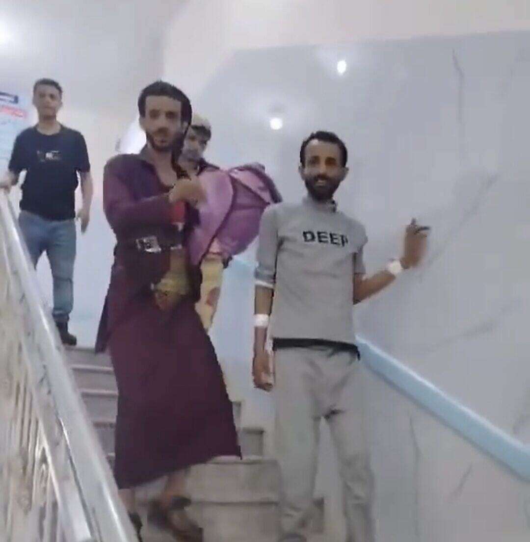 مستشفى الصفوة في تعز تُخرج مريضًا من العناية المركزة بعد شراء أقاربه للأدوية من صيدلية خارجية