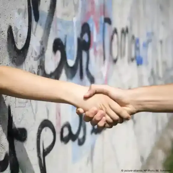 كتاب يكشف انقسام شرق ألمانيا وغربها بعد 35 عاما على الوحدة.