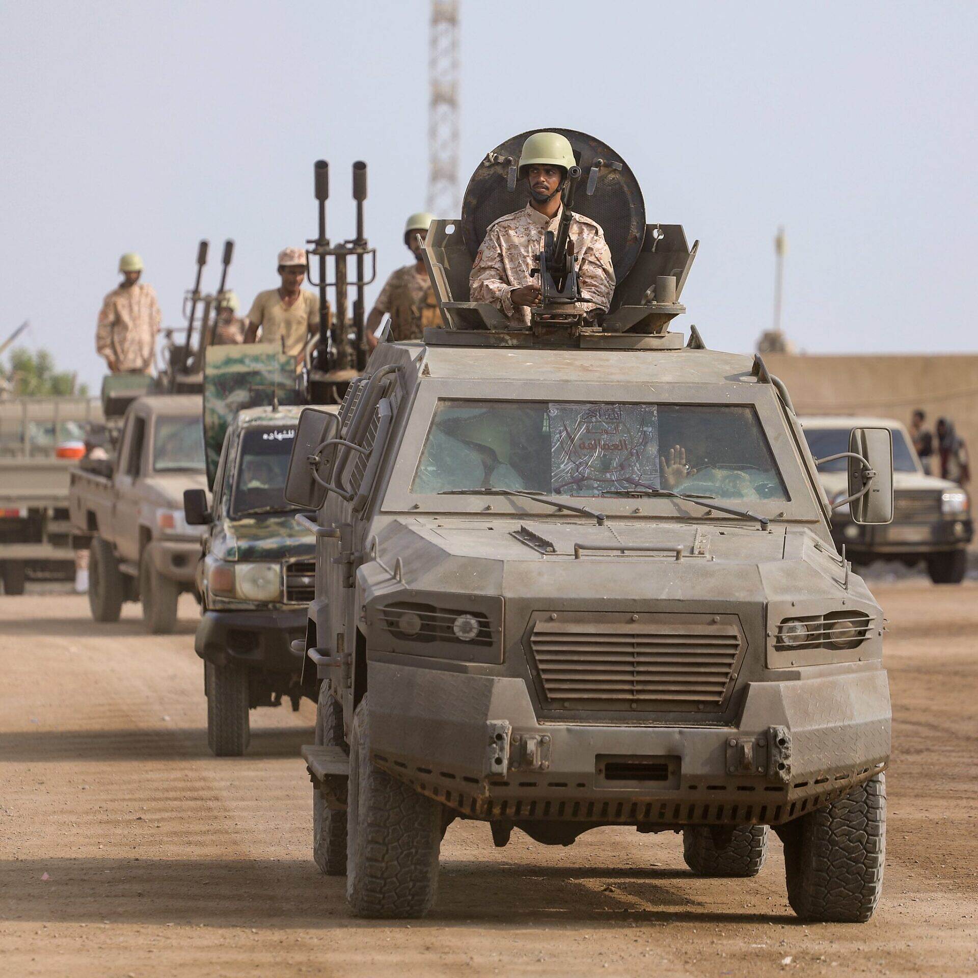 قوات العمالقة تنظم عرضاً عسكرياً ووزير الدفاع يثني على أدائها في المعارك ضد الحوثيين