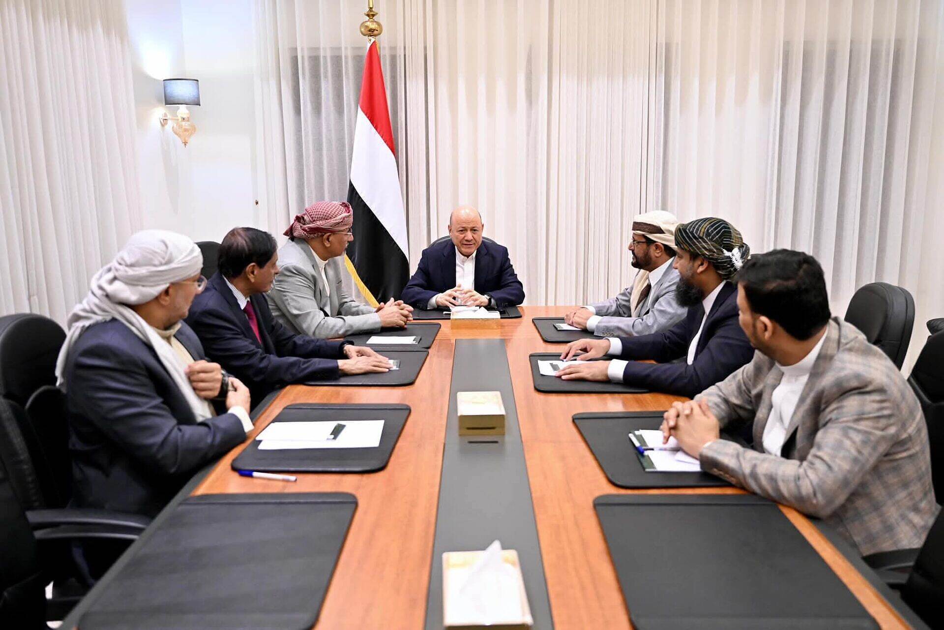 الرئاسي يتمسك بالقيادة الجماعية ويخضع قرارات مجلس القيادة والزبيدي للمراجعة