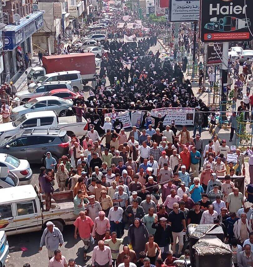 عشرات الآلاف يتظاهرون في شوارع تعز للمطالبة بالكشف عن المتورطين في مقتل افتهان المسهري