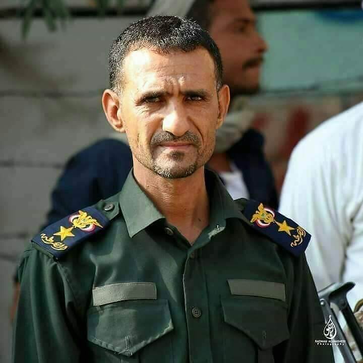 مساعد مدير شرطة تعز يحاول فض الاعتصام المندد بمقتل مديرة النظافة بالقوة