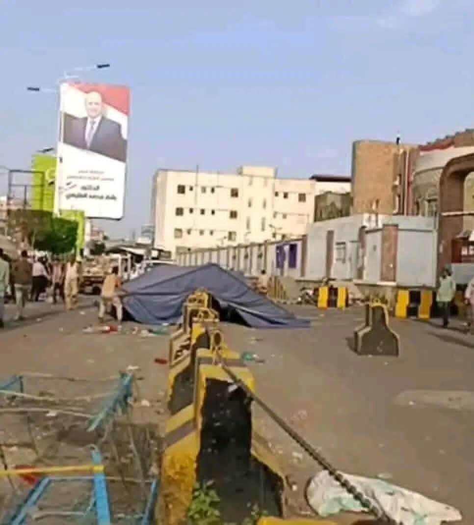 محاولة لإزالة خيام المعتصمين المحتحين على مقتل مديرة مكتب النظافة في تعز