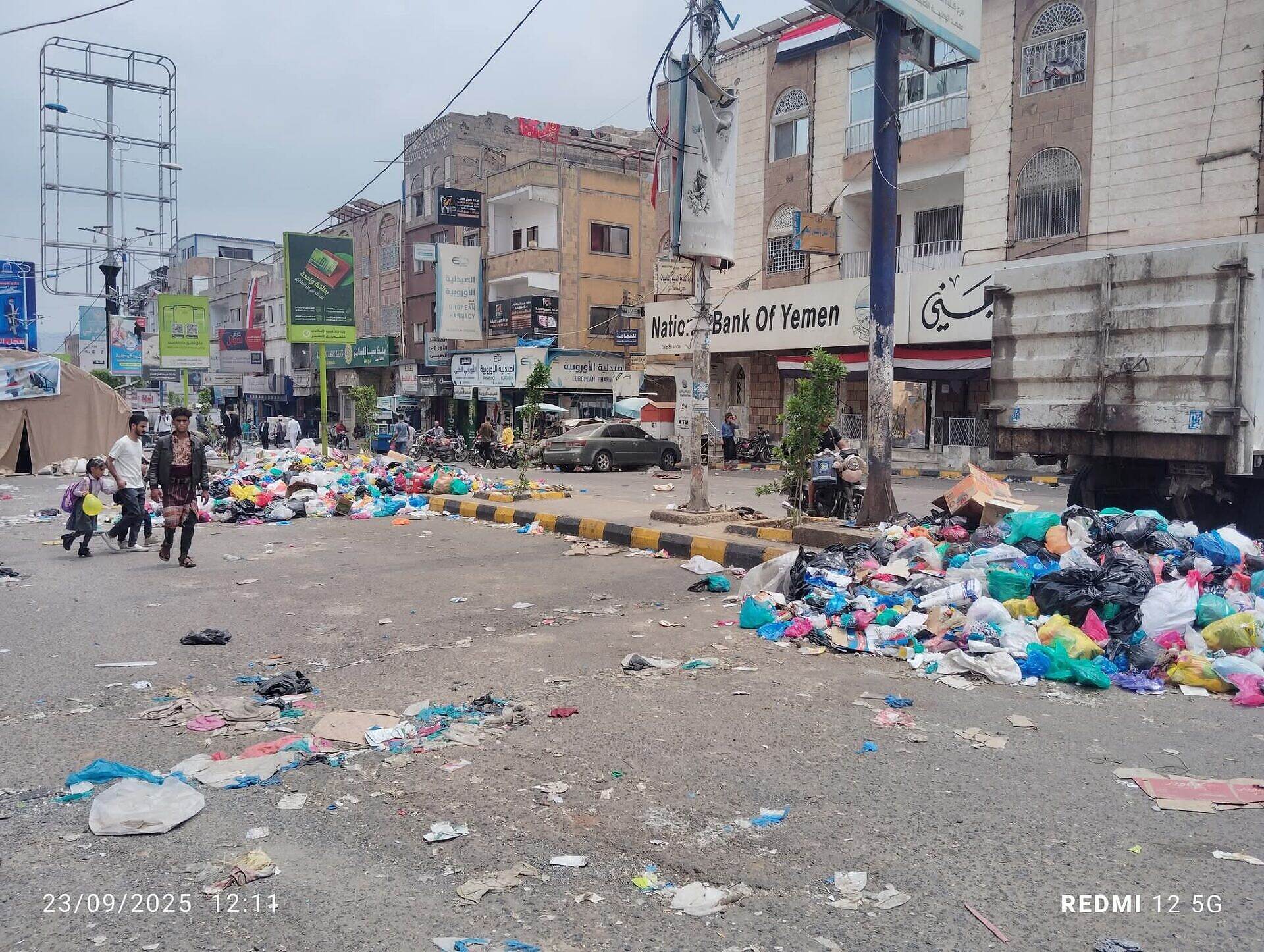 تكدس القمامة في تعز إثر إضراب عمال النظافة احتجاجاً على عدم ضبط قتلة مديرة المكتب النظافة