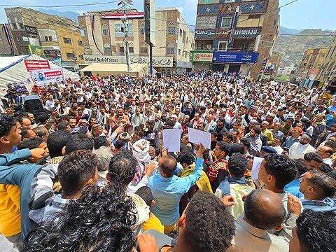 تعز تنتفض ضد الفوضى.. والمحتجون يطالبون بإصلاحات في السلطة المحلية وتغير القيادات الأمنية والعسكرية