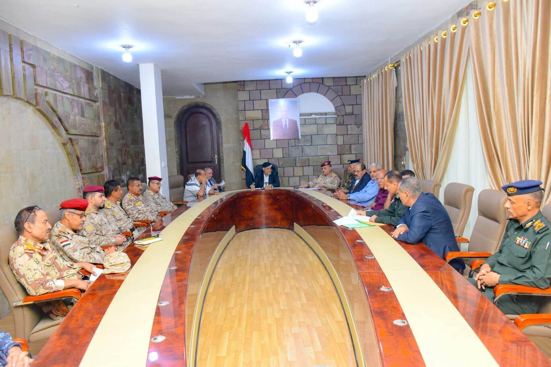 اللجنة الأمنية في تعز توجه بإعداد قائمة بالمطلوبين أمنياً وضبطهم وتسليم المنازل والمنشآت