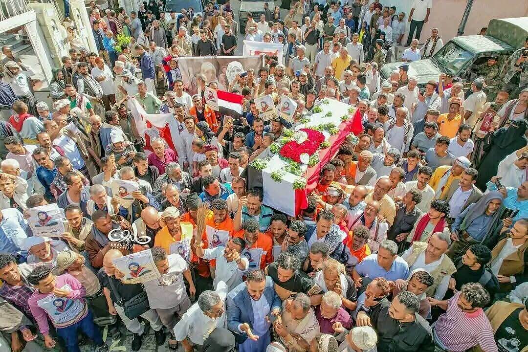 حزن يعم تعز مع تشييع افتهان المشهري وسط مطالبات شعبية لكشف جميع المتورطين في اغتيالها