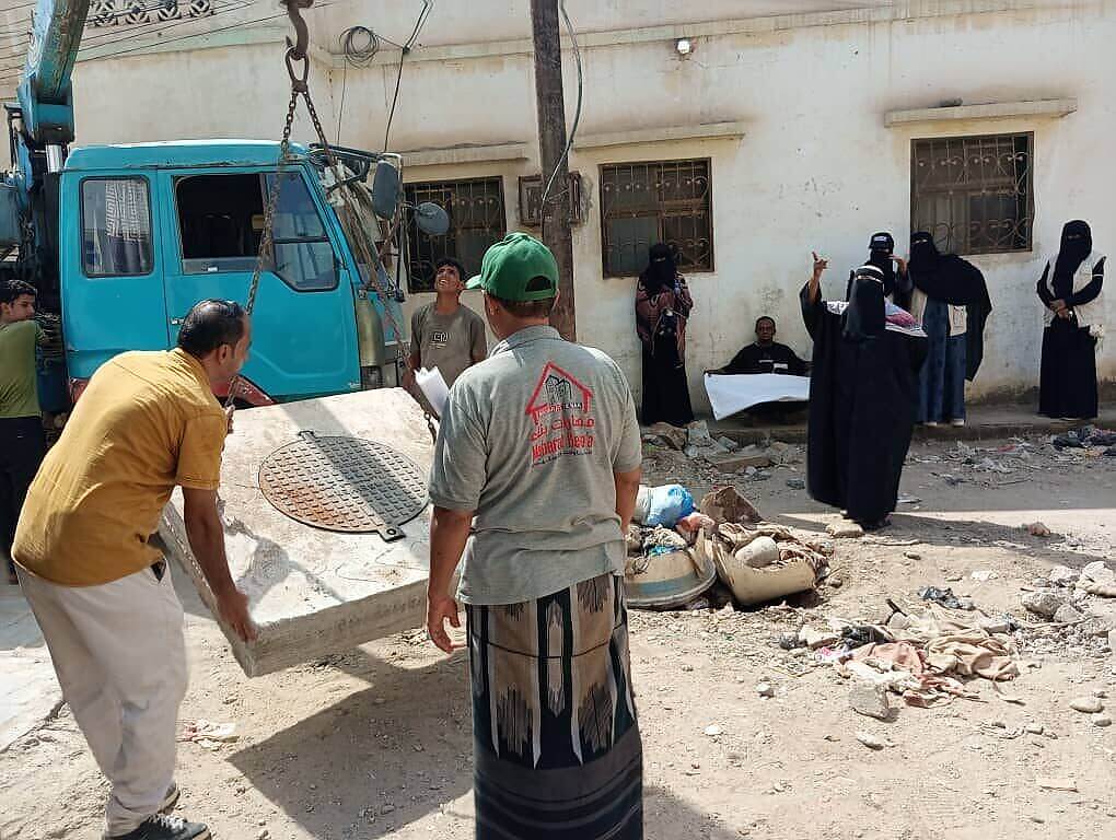 اختتام المرحلة الثالثة من مبادرة "حياة آمنة" لإعادة تأهيل مناهل الصرف الصحي في منطقة البساتين بعدن