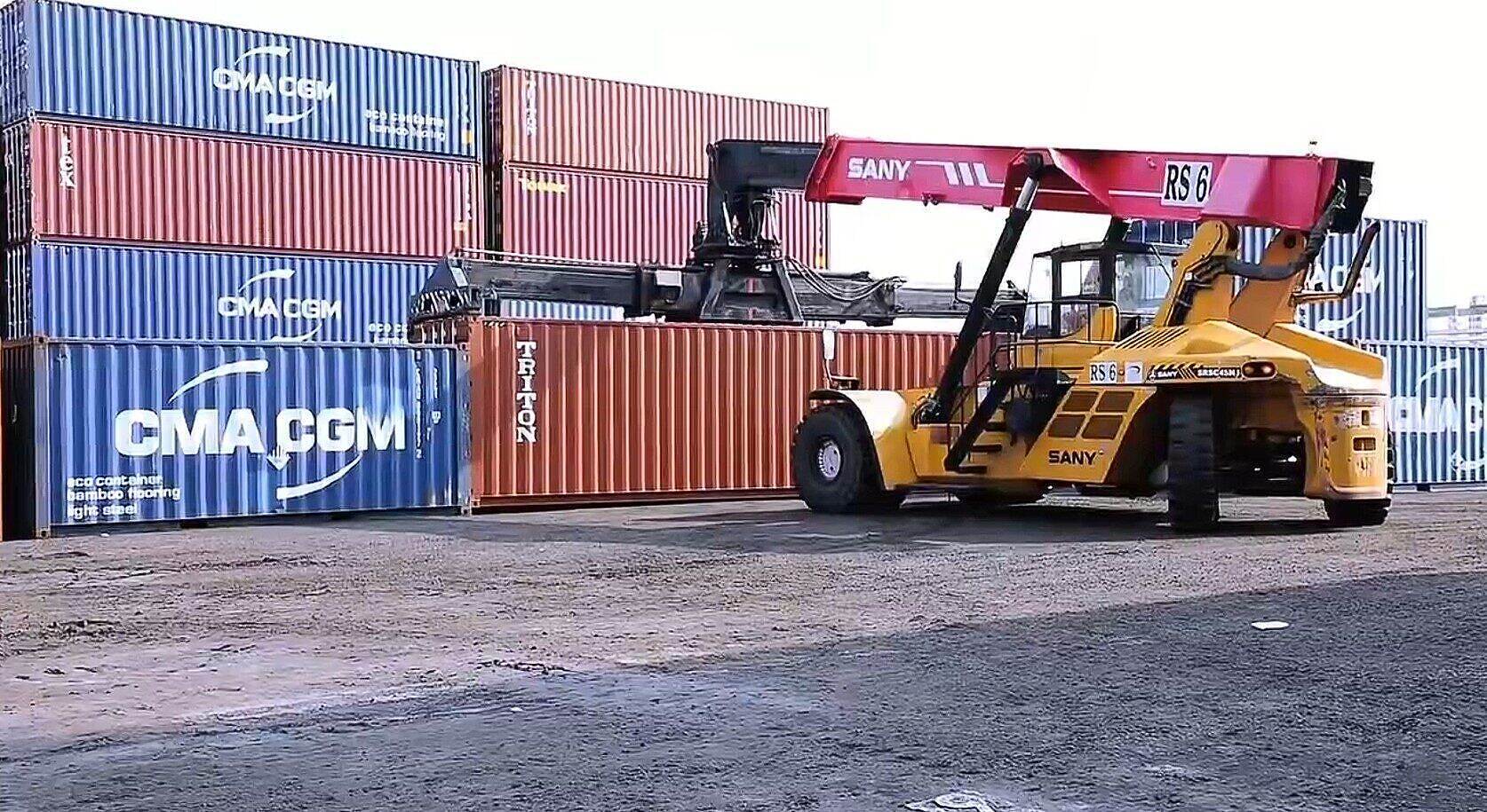 الأجهزة الأمنية في ميناء الحاويات بعدن تستكمل تفتيش شحنة" ضُبطت" تحوي أسلحة وأجهزة متعددة المهام