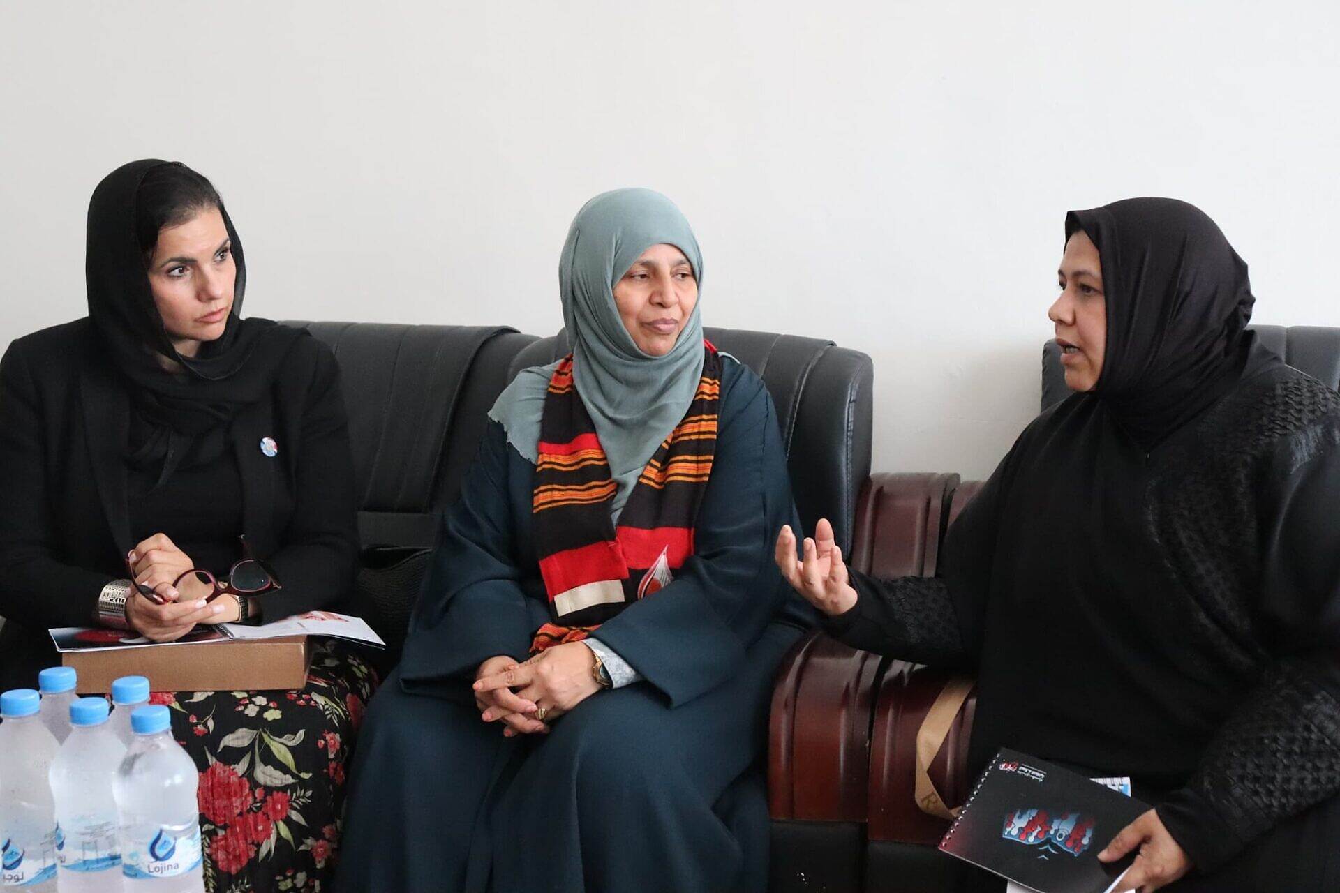 كبير مستشاري مكتب المبعوث الأممي يصل إلى تعز ويلتقي مسؤولين وممثلين عن منظمات مدنية ونسائية