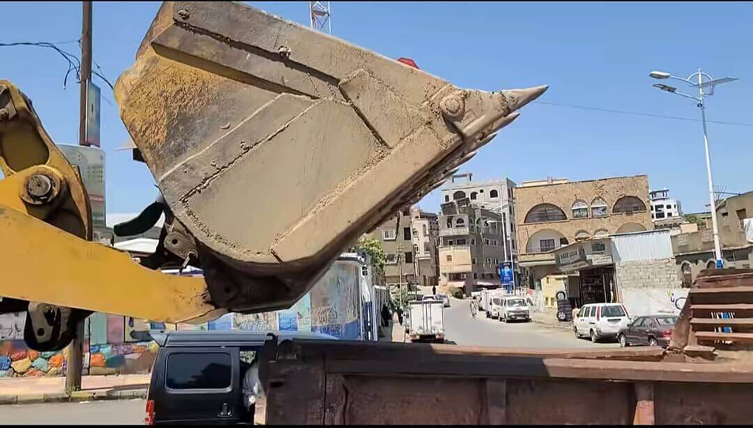 حملة للجنة المكلفة من السلطة المحلية في تعز لإزالة طرمبات الغاز والنفط العشوائية