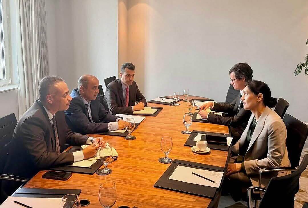 رئيس الحكومة سالم بن بريك يؤكد التزام حكومته بمواصلة تنفيذ برنامج الإصلاح المالي والإداري ومكافحة الفساد