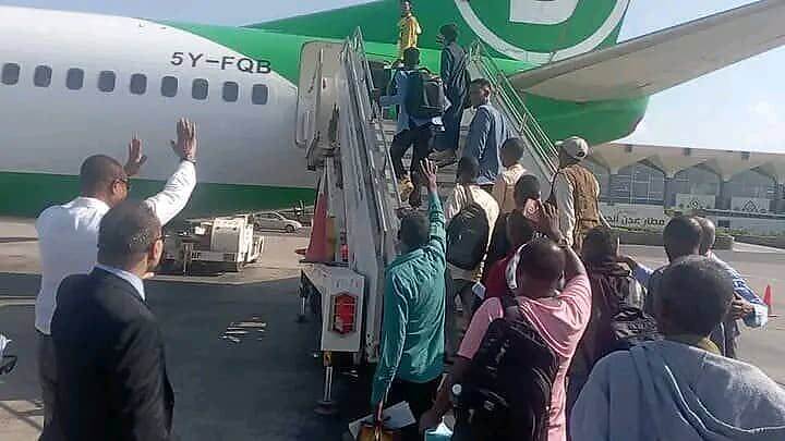 عودة 148 صومالي  في أول رحلة جوية لبلادهم بدعم من المفوضية  الوطنية لشؤون اللاجئين