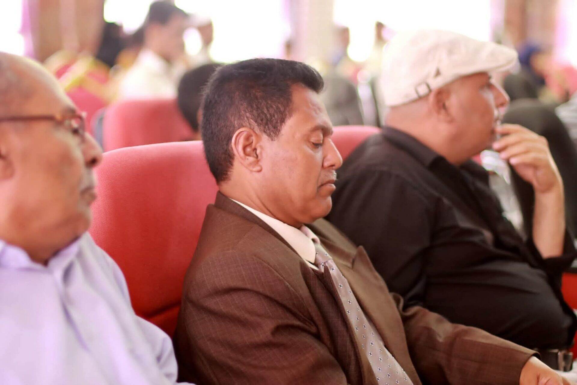 الصحفي الصامت أمام محكمة صبر بتعز بعد فضحه نهب أراضي الدولة