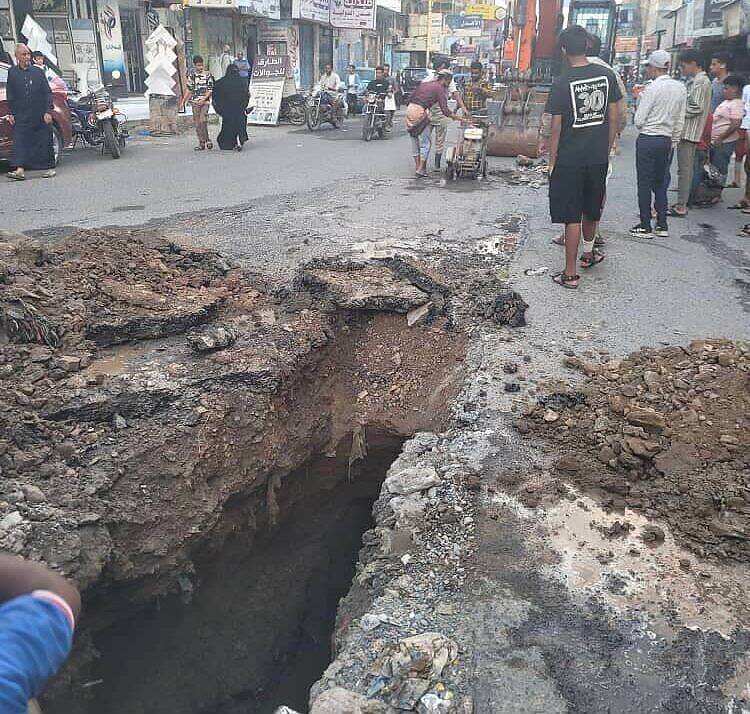 مديرية مديرية القاهرة في تعز يوجه بصيانة الهبوط والإنهيار في شارع المغتربين
