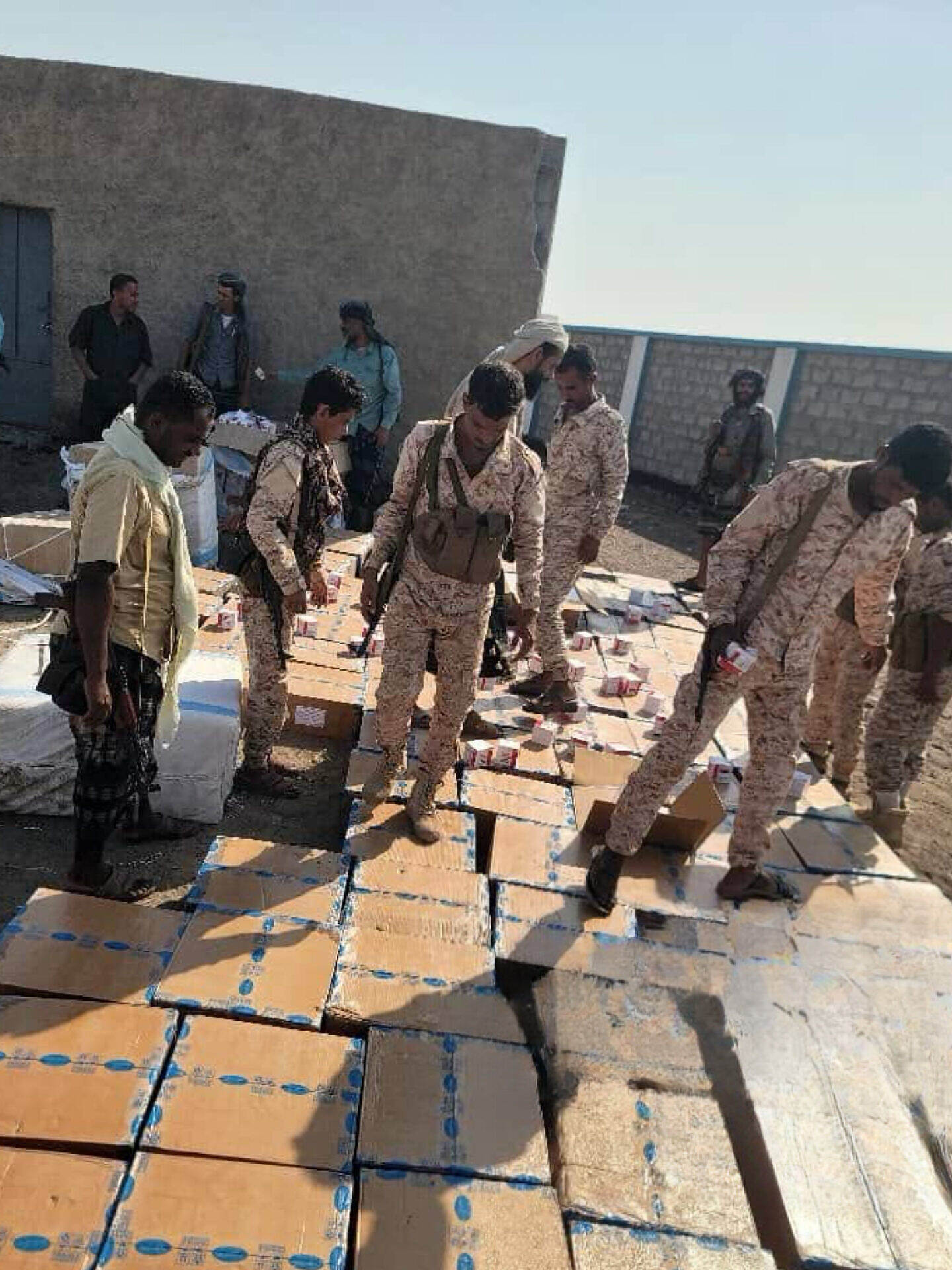 الحملة الأمنية في لحج تضبط في رأس العارة كميات كبيرة من الحبوب المخدرة