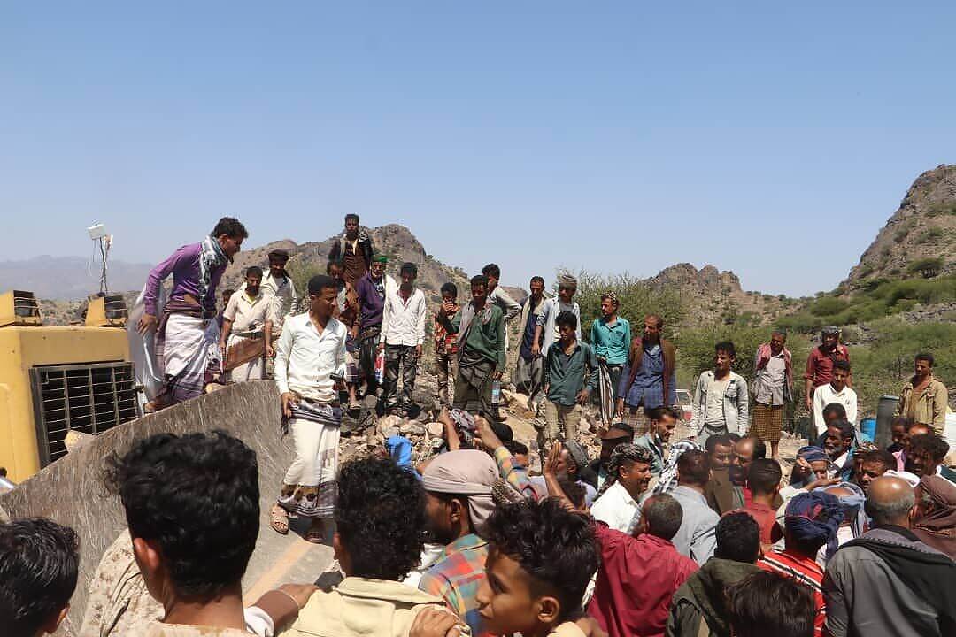 بدأ العمل في طريق "الحقل" بالضالع بمبادرة أهلية وجهود اجتماعية