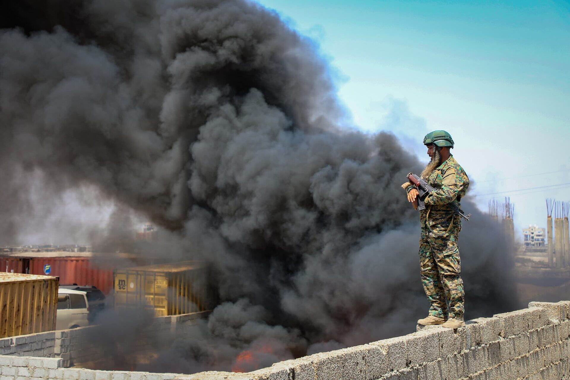 ‏النيابة الجزائية المتخصصة بعدن تتلف طنن و8 كيلو من المخدرات