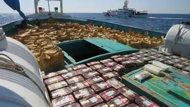 قوات المهام المشتركة تضبط كميات ضخمة من المخدرات في بحر العرب