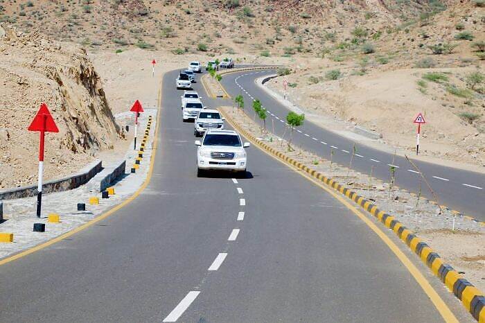 طارق صالح يفتتح المرحلة الأولى من طريق مفرق موزع " المخاء" إلى الكداحة