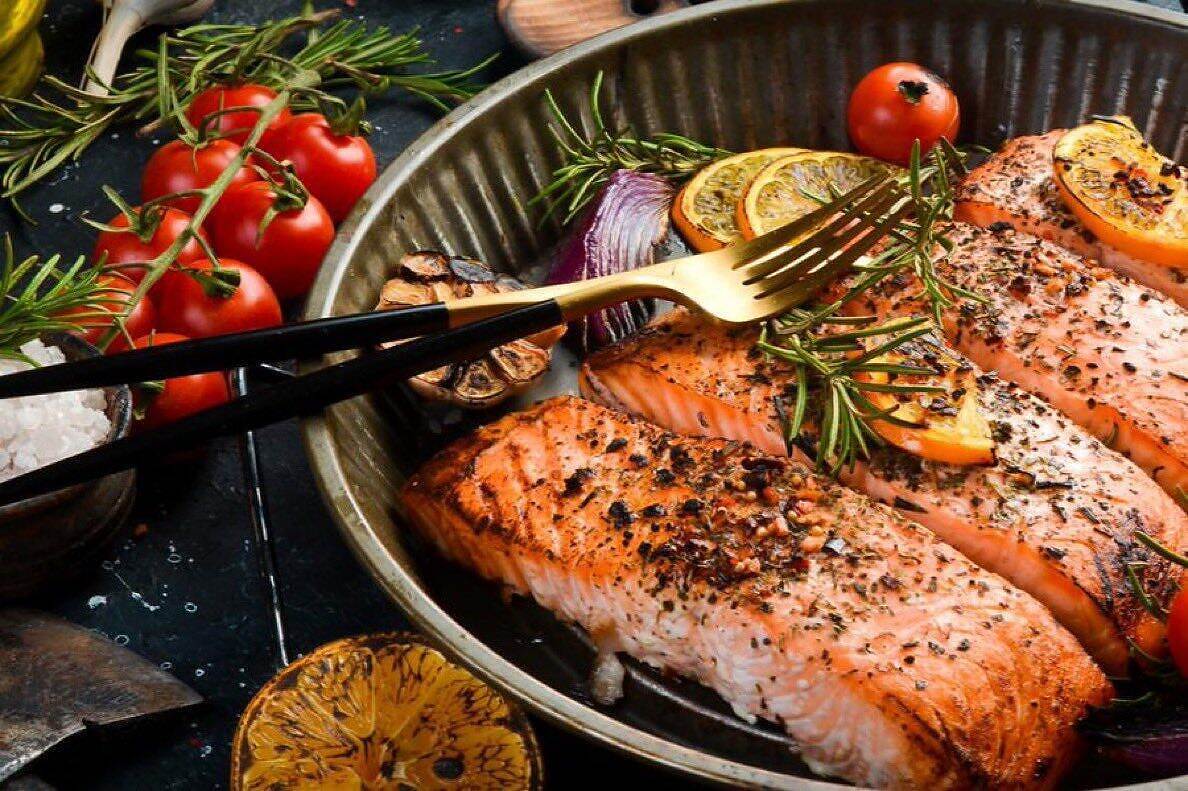 السلمون من بين أكثر أنواع الأسماك استهلاكًا في العالم.. كيف تؤثر على صحة قلبك ودماغك؟