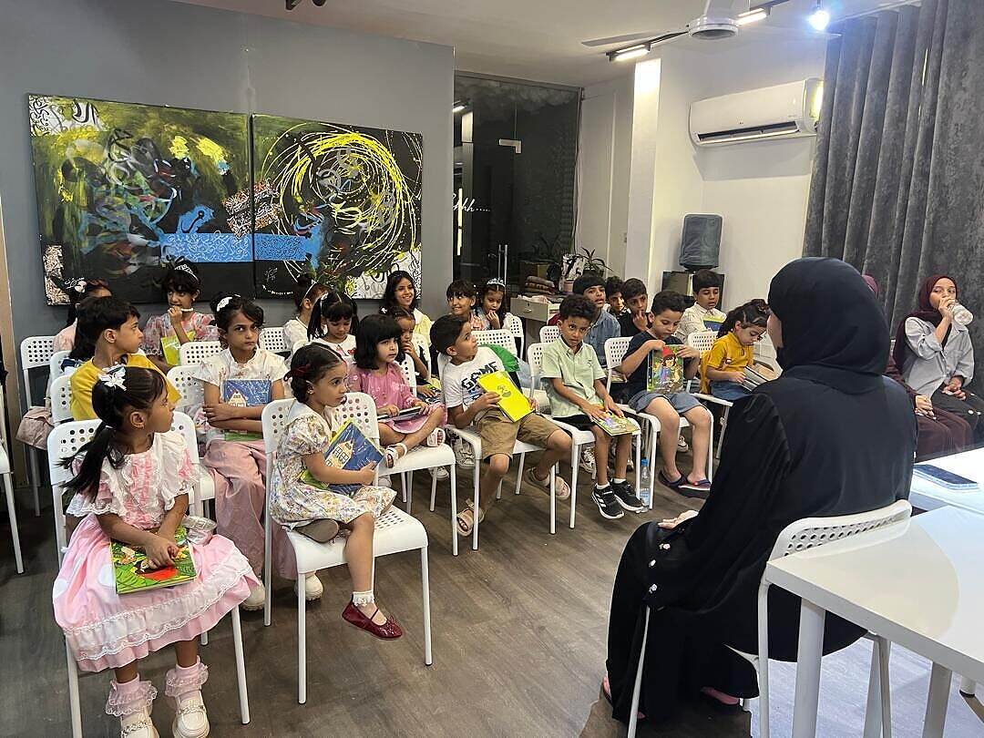 السيدة شمس" طبيبة ترمّم الابتسامات وفنانة تحيك الإبداع