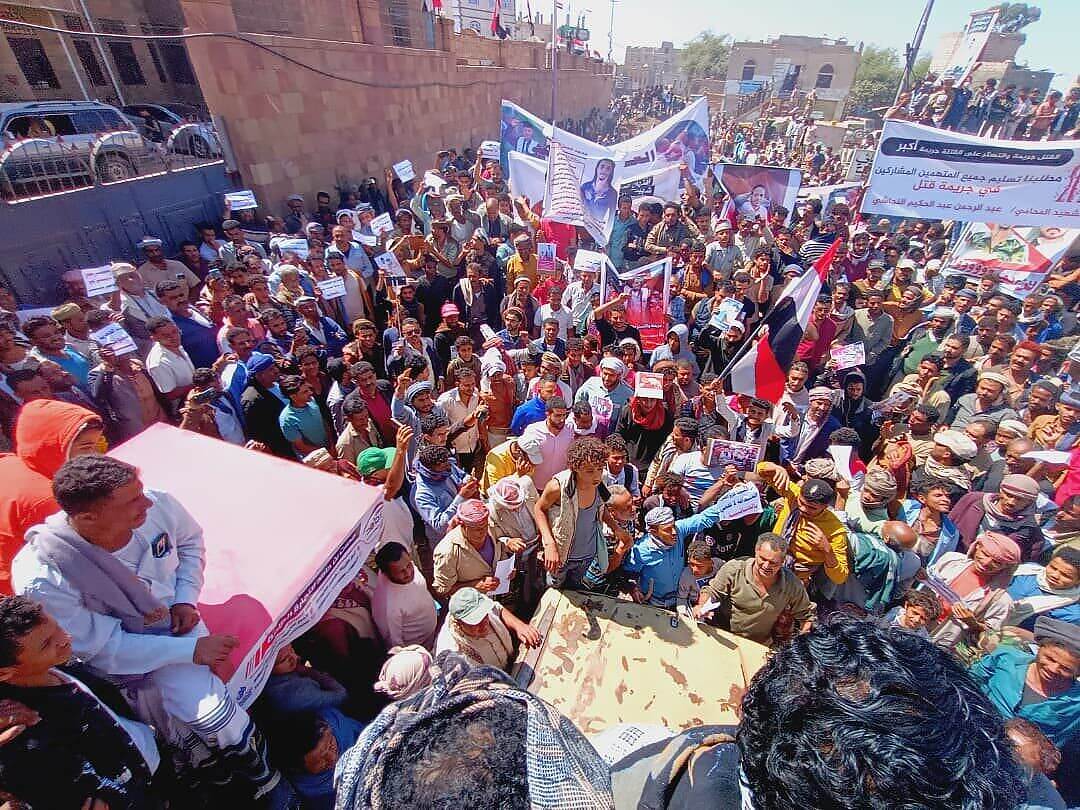 مواطنون في الشمايتين يتظاهرون ضد جرائم القتل ويطالبون بإقالة القيادات الأمنية والعسكرية