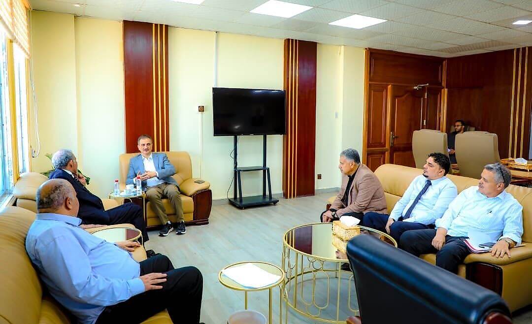 مستشار المجلس الرئاسي ومحافظ عدن يناقشان الجوانب الخدمية والتنموية في المحافظة