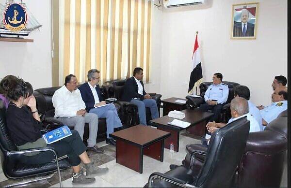 قيادات خفر السواحل تبحث مع وفد لجنة العقوبات مكافحة التهريب والأنشطة غير القانونية