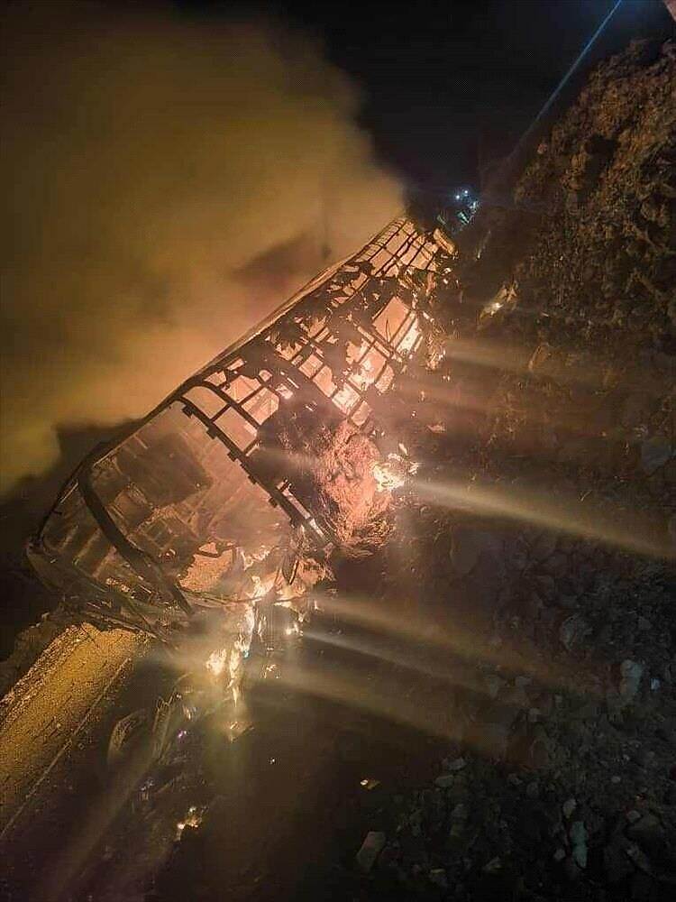 مصرع عشرات المسافرين في تصادم حافلتي نقل جماعي "وفوكسي" بمحافظة أبين