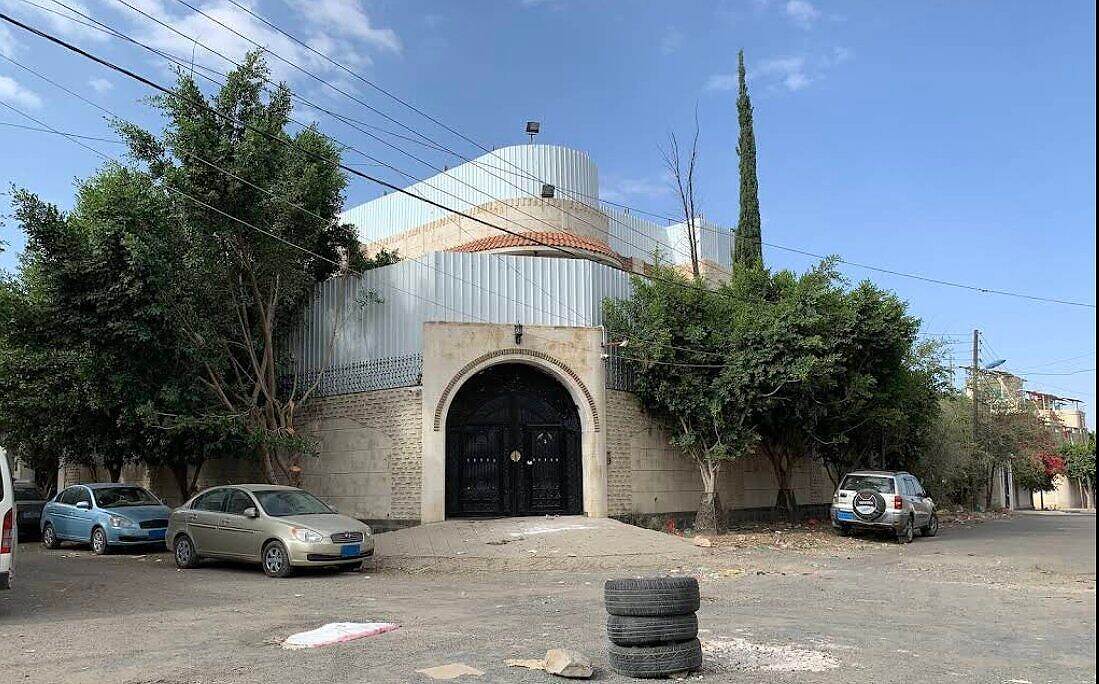 الحوثيون يقتحمون مقر منظمة "أوكسفام" في صنعاء ويحققون مع موظفيها