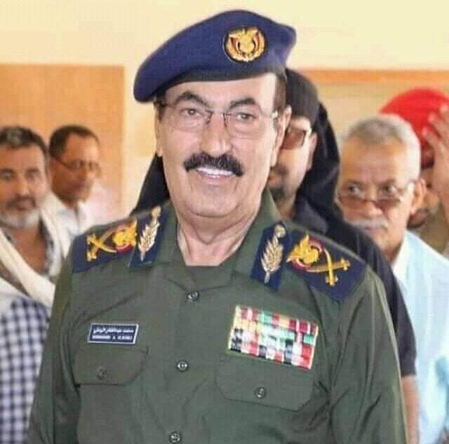 رئيس مصلحة الجوازات يلزم فرع المصلحة في تعز على ابقاء الرسوم المخالفة والمضافة