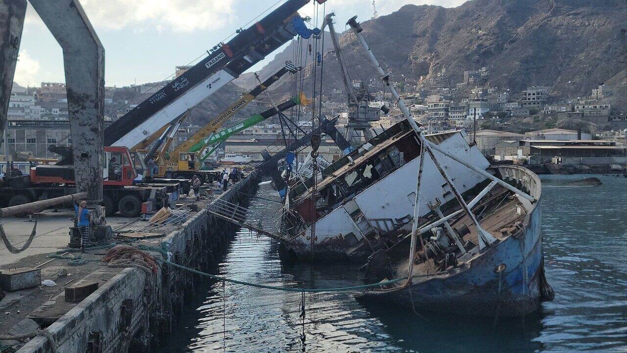 وزارة الزراعة تنتشل أكبر سفينة غارقة في حوض ميناء الاصطياد السمكي بالعاصمة عدن