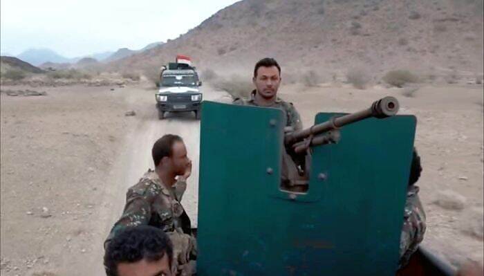 أمن الوازعية يستعيد أجهزة وكشوفات نهبها مسلحون