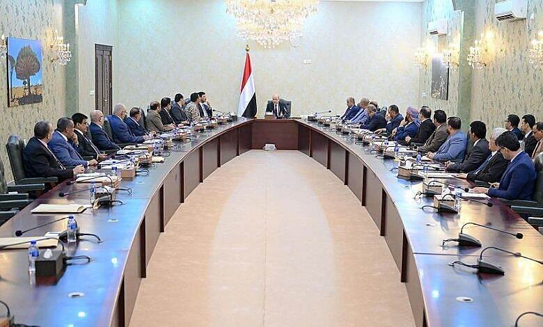 رئيس مجلس القيادة يطالب الحكومة بإجراء عملية حصر شامل لأملاك الدولة من أراضِ وعقارات