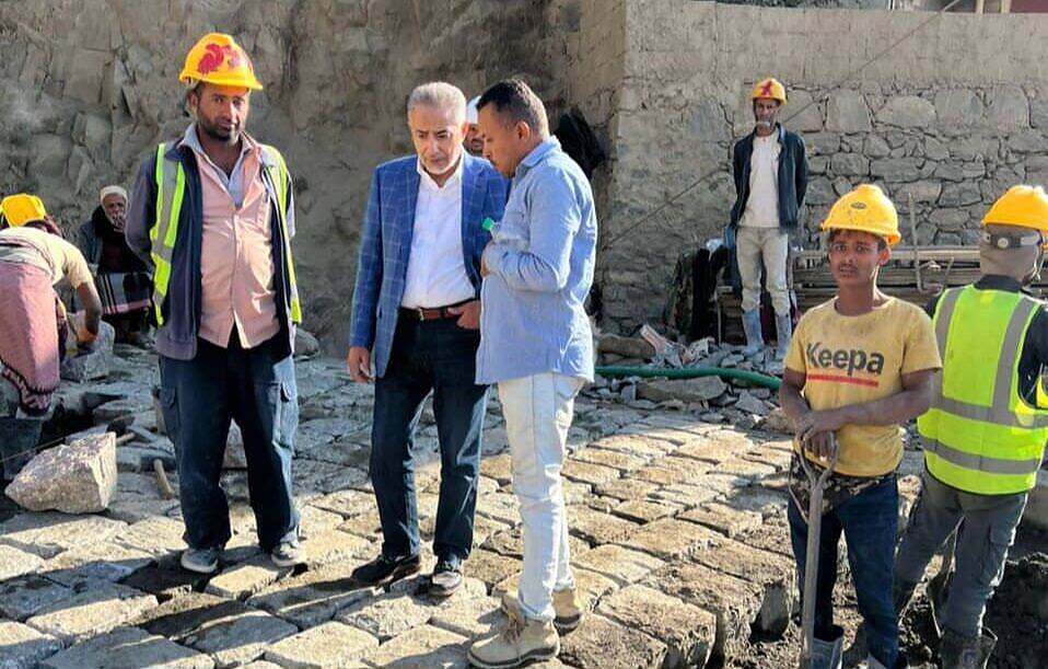 نبيل هائل سعيد انعم يطلع على سير أعمال صيانة طريق "الأعروق .. حيفان"