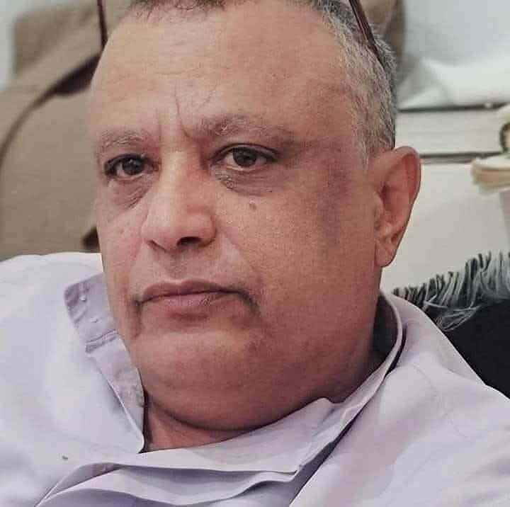 الصحفي والناشط العَزَب يتهم أمن تعز بالإفراج عن متهم بالاعتداء عليه وزوجته طعناً