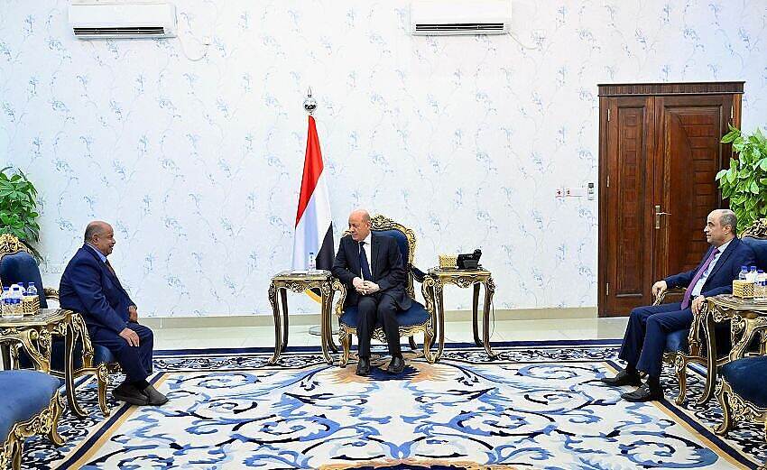 الرئيس العليمي يحثّ محافظ حضرموت الجديد على تعزيز الشراكة مع مختلف القوى والمكوّنات السياسية