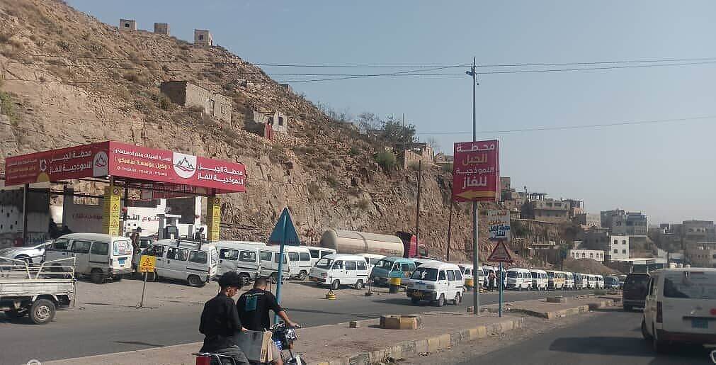 أزمة غاز خانقة  تدفع سائقي حافلات تعز للعودة إلى الطوابير