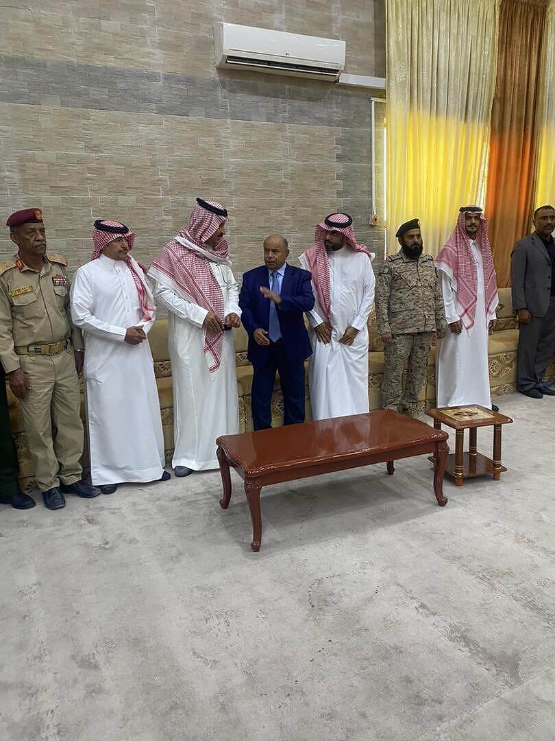 وفد سعودي أمني وعسكري يزور حضرموت ويعقد اجتماعًا مع القيادات العسكرية والمحلية