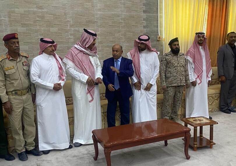 وفد سعودي أمني وعسكري يزور حضرموت ويعقد اجتماعًا مع القيادات العسكرية والمحلية