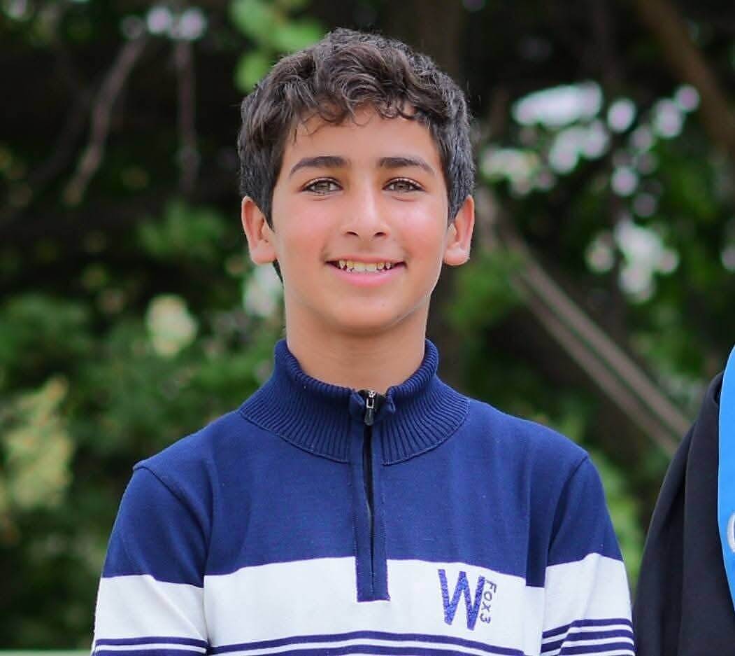 مدير قريب من الحوثيين يستدعي الطالب عبيدة في الطابور الصباحي ويتهم والده الطبيب بالتجسس