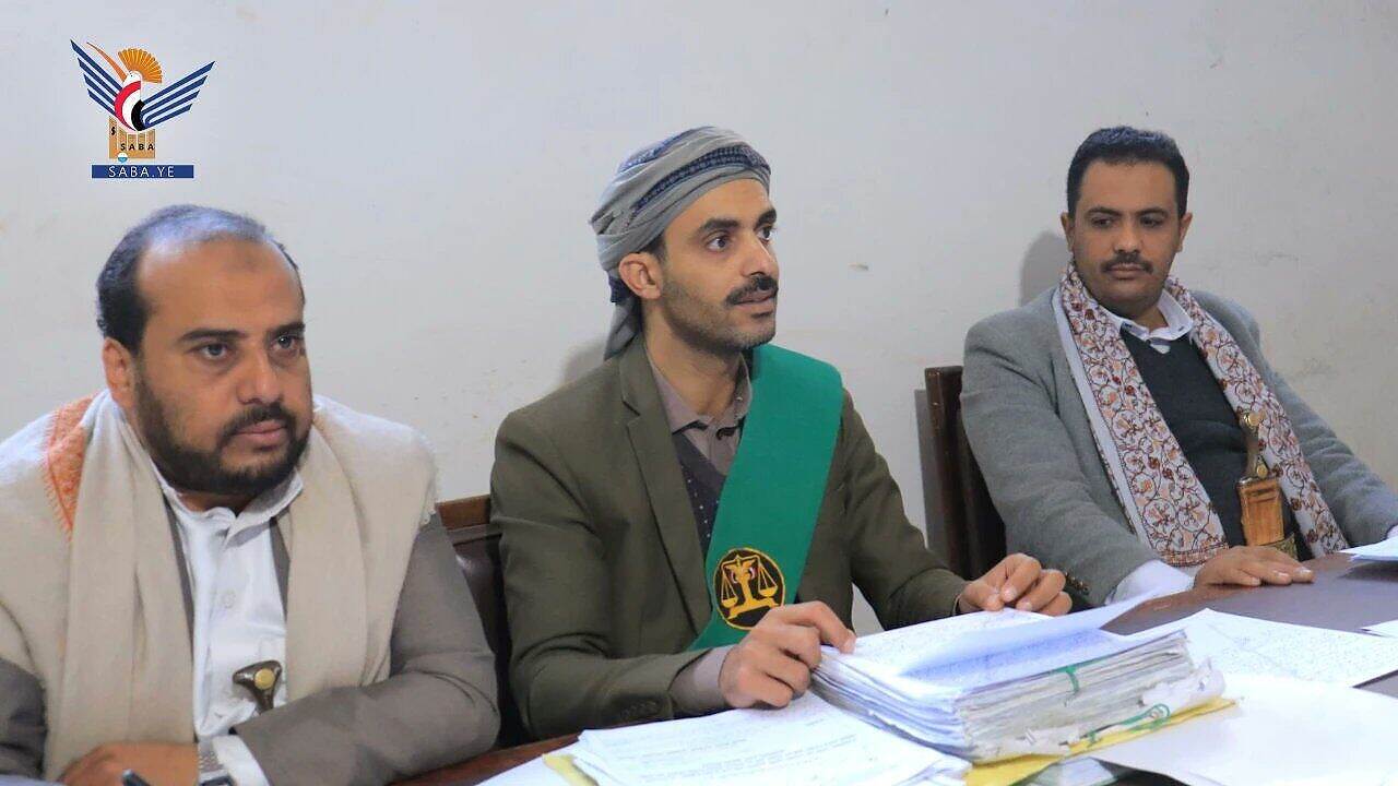 محكمة تابعة للحوثيين تبدأ محاكمة 12 موظفاً في السفارة الأمريكية بتهم التجسس