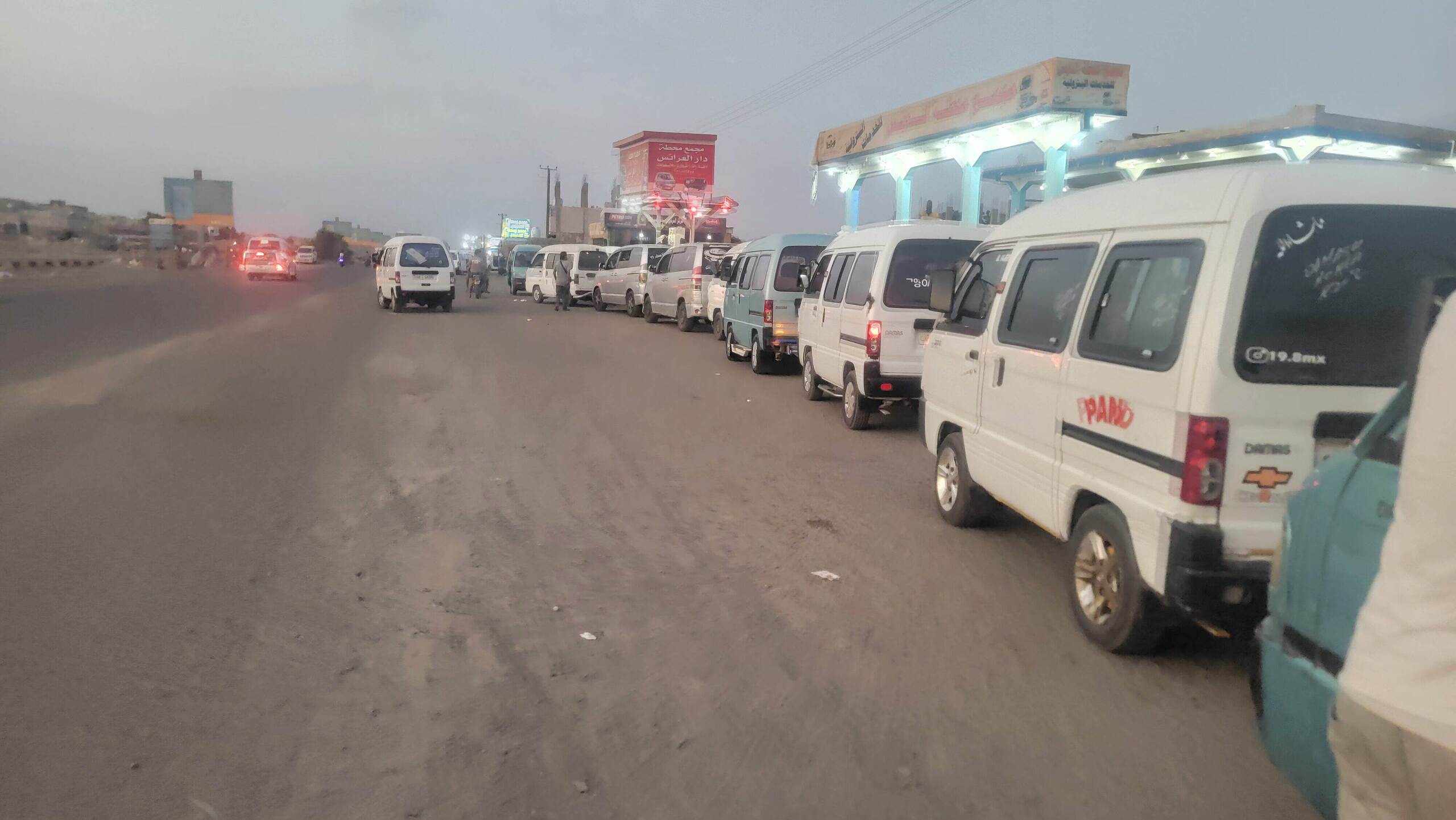 سعر أسطوانة الغاز في مدينة العند بـ15 ألف ريال واتهامات لملاك محطات الغاز بالاستغلال