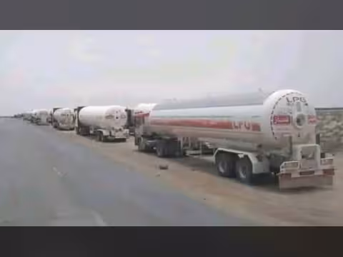 تصاعد أزمة ناقلات الوقود والغاز في مأرب وسط مطالبات بفتح الطرق وتأمين حركة الشاحنات