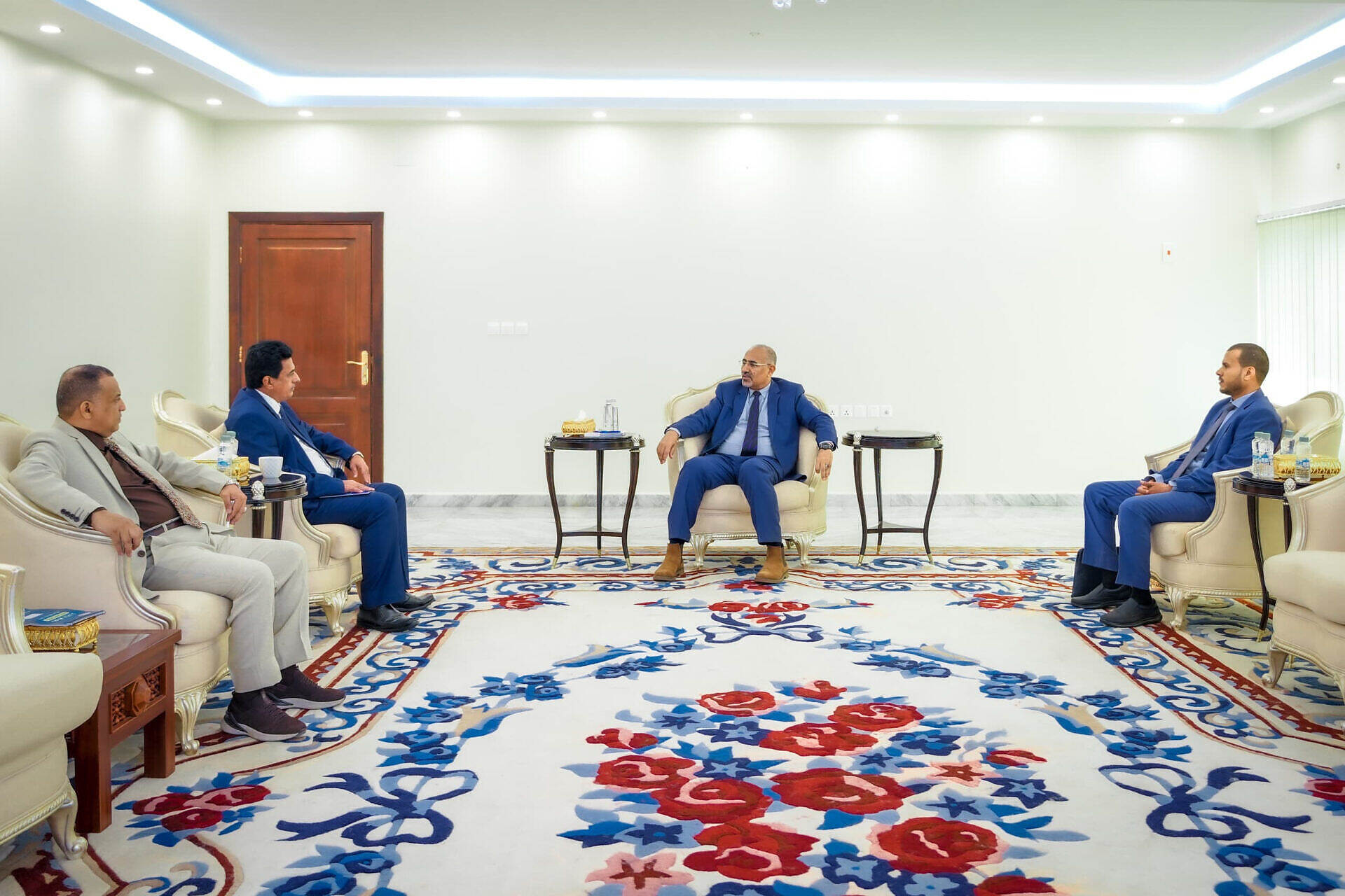 عيدروس الزبيدي عضو المجلس الرئاسي يناقش مع باهبري في عدن مستوى الأداء الإداري والتنظيمي