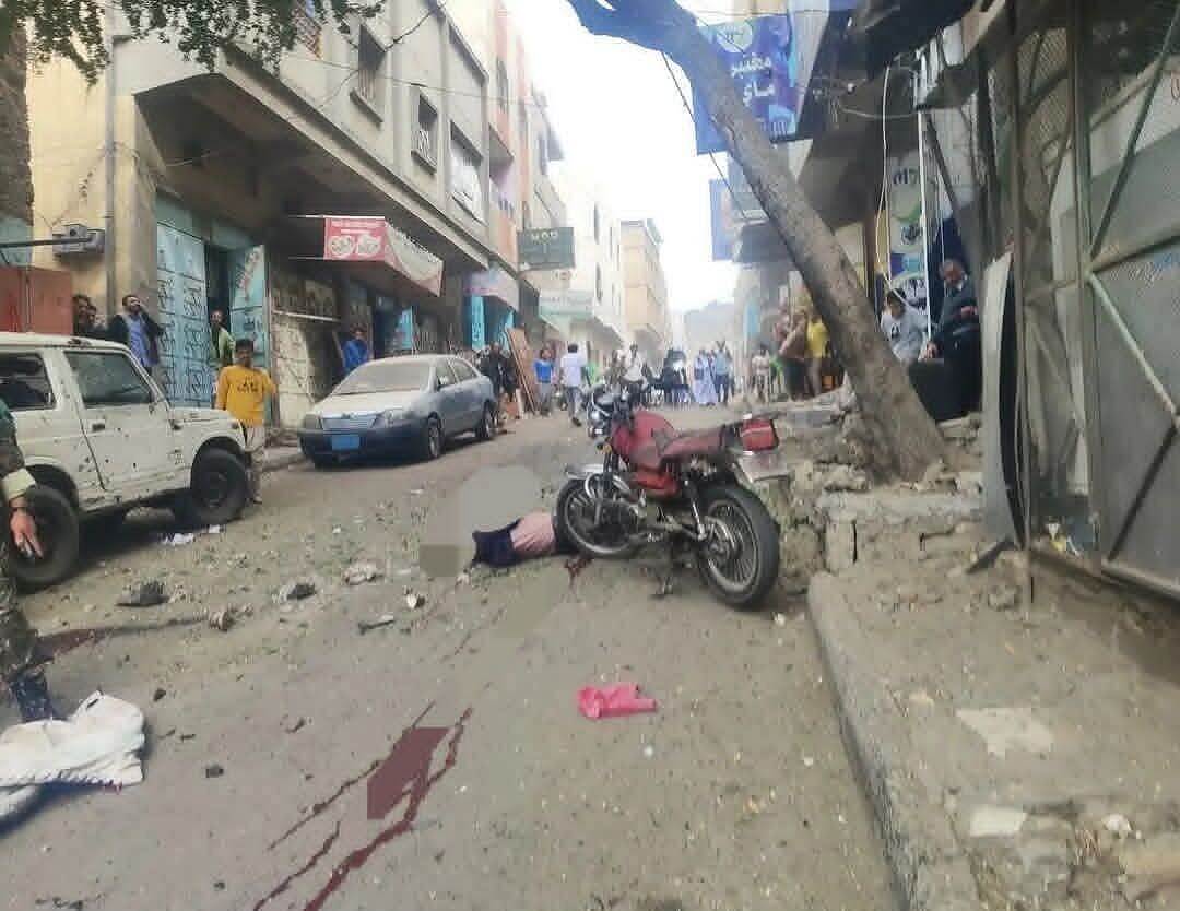 مقتل وإصابة 12 من المواطنين بينهم نساء وأطفال في شارع جمال بتعز