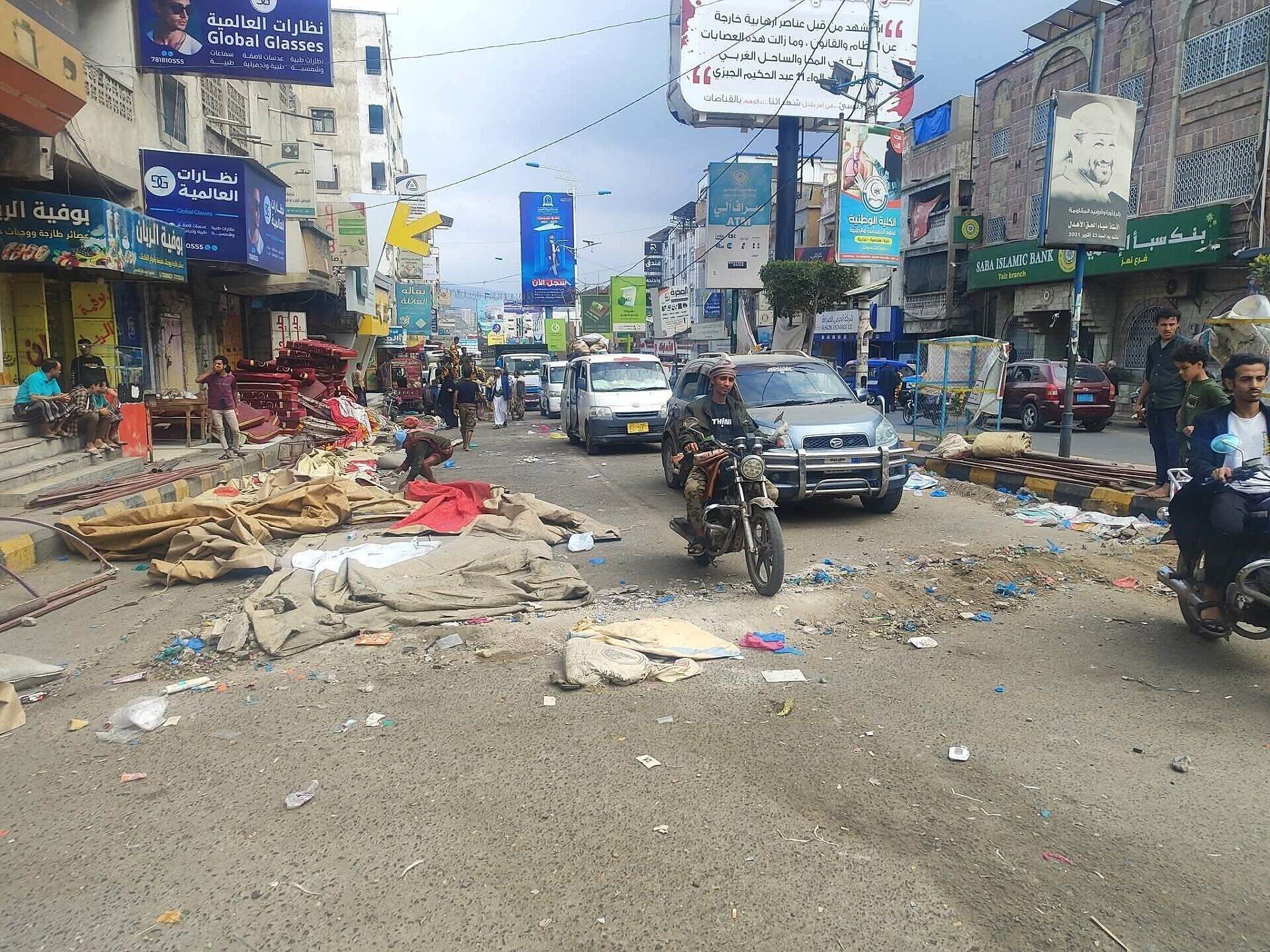 بعد انفجار العبوة الناسفة.. قوات الأمن تفض اعتصام ساحة الحرية والعدالة بتعز