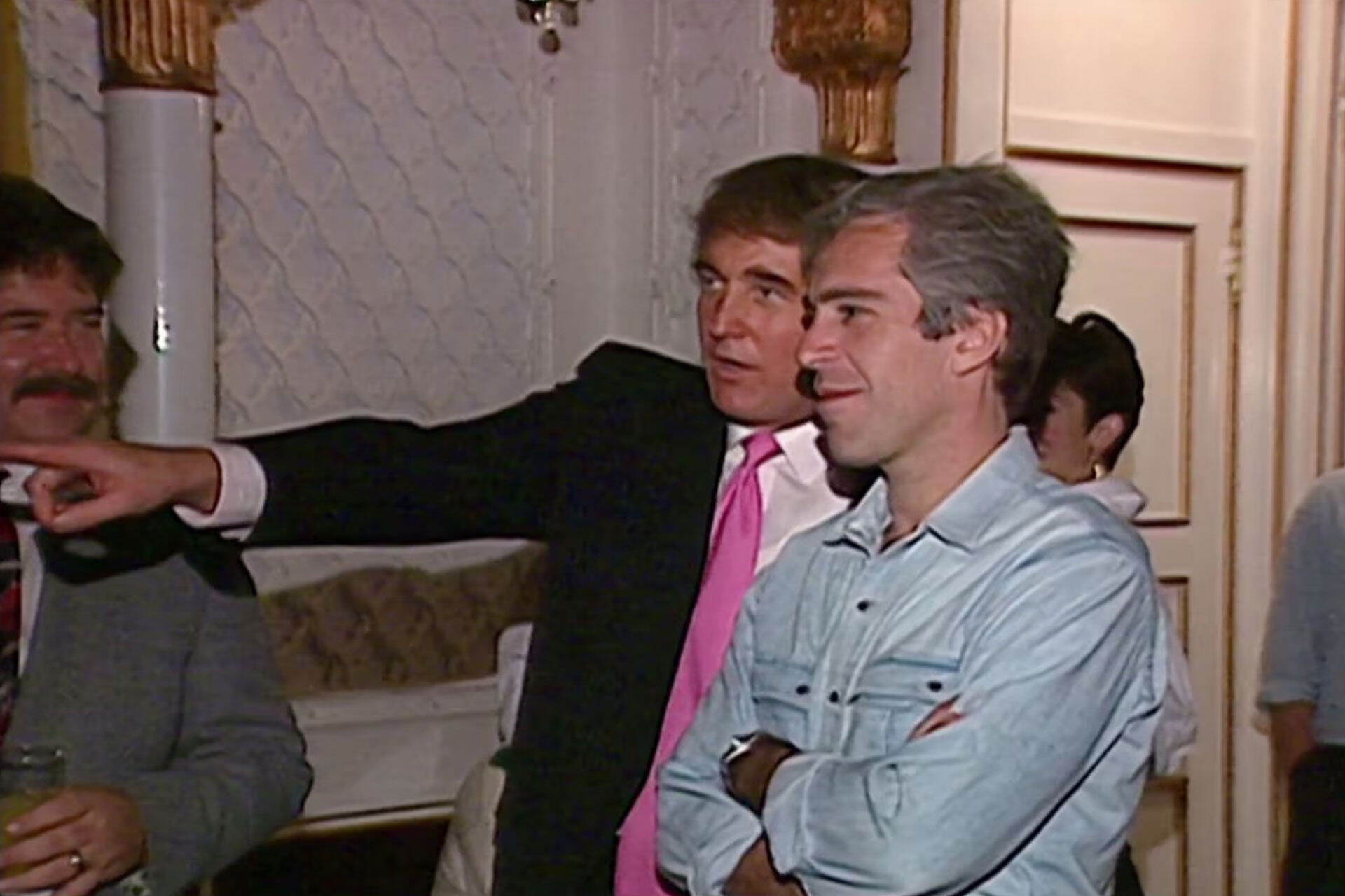 وزارة العدل الأمريكية تنشر وثائق جيفري إبستين التي تتضمن أسماء شخصيات سياسية ومشاهير